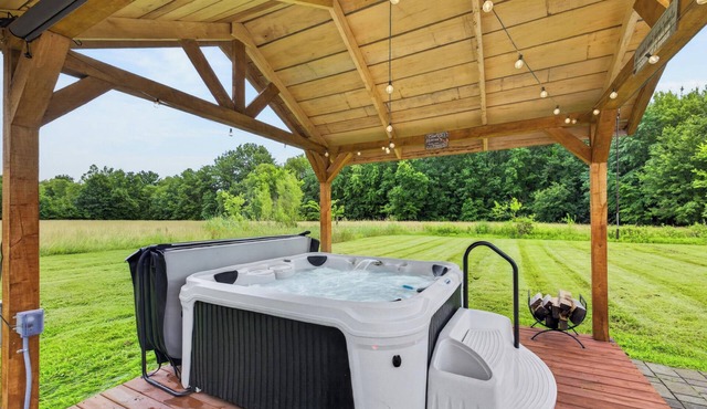 Modern Tiny Home w/Hot Tub Retreat in Jasonville