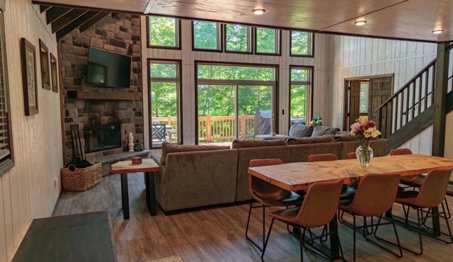 Modern Tyrolean Chalet Walk to Pool, Kayaks in Innsbrook