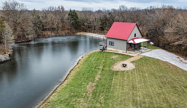 Moose Cabin - Secluded 12 Acre Cabin w/Fishing Pond near Lake Shelbyville