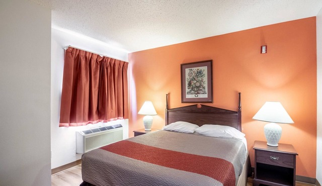 Motel 6 Saukville, WI