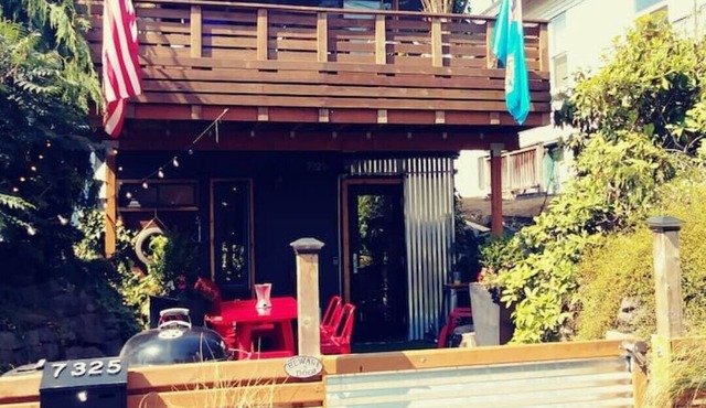 Nautical Theme, Clean, Romantic, Fire Pit, 420 & small pet friendly,near dining in Seattle