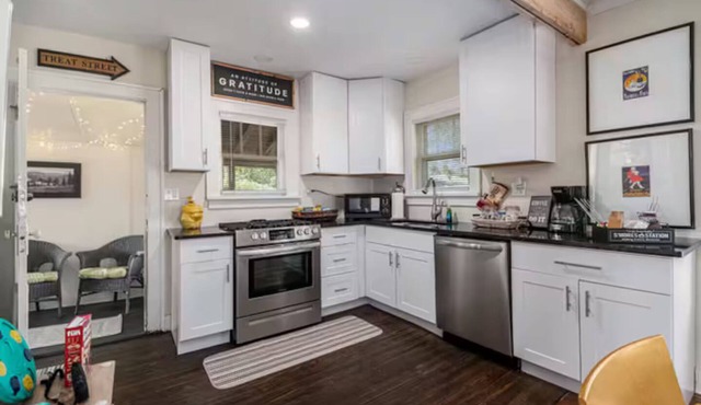 Near Indiana Dunes & Beaches, House sleeps 8, Yes to Pets, Private backyard