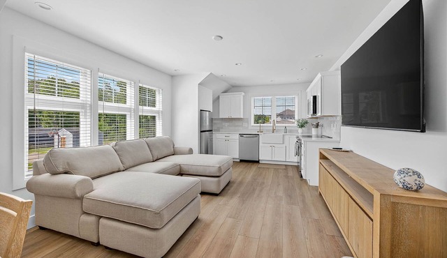 New -Carriage House. Walk to Notre Dame campus-only a half mile plus a view