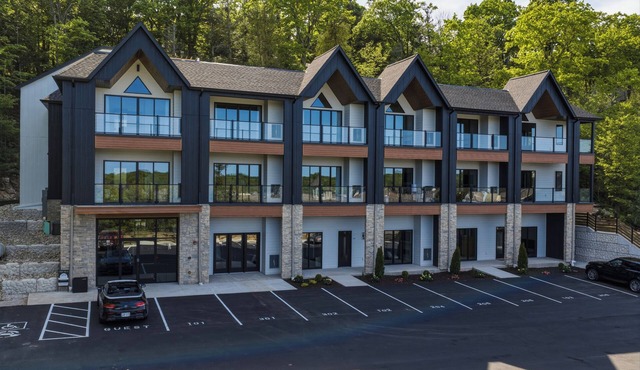New condo in downtown Sister Bay, walkable to all your favorite places!