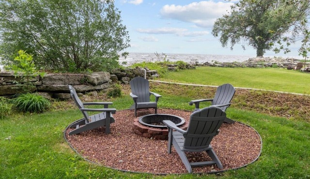 New! Lakefront! Grill! Water toys! Sleeps 6!