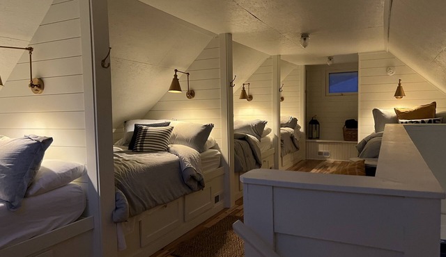 NEW LISTING! Renovated Carriage House in Downtown Grand Haven BOOKING NOW!