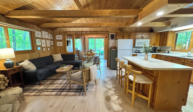 New! Quaint, Pet-Friendly Cottage in Northern Door