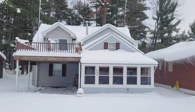 New! The Bear Lake Hideaway - Very Cute & Cozy! Large and Gorgeous En Suite Upper Bedroom!