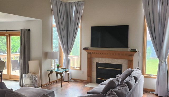 New to VRBO! Sweet Home Schererville, IN! 3bd/3 bath. Sleeps 6. Close to Chicago