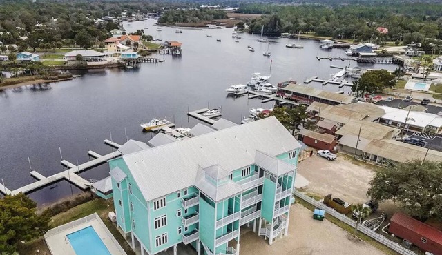 NEW! Waterfront 2 BR, 2 BA on Steinhatchee River, private boat slip,WiFi, dog ok in Steinhatchee