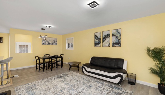 Newly Renovated 6BR Retreat Near Detroit, Sleeps 12