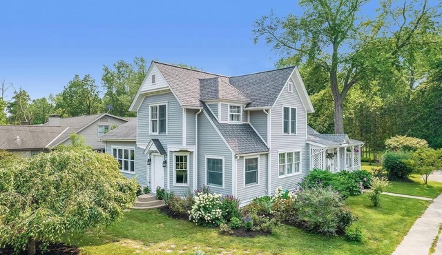 Newly Renovated Cottage 5 minutes from the Beach!