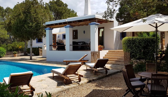Nice house in Ibiza in natural surroundings, WIFI, bbc, pool, eco-friendly in Santa Eularia del Rio