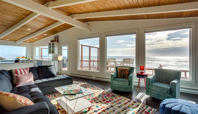 Ocean Front Hot Tub, South Beach, Newport, Dog Friendly! in South Beach