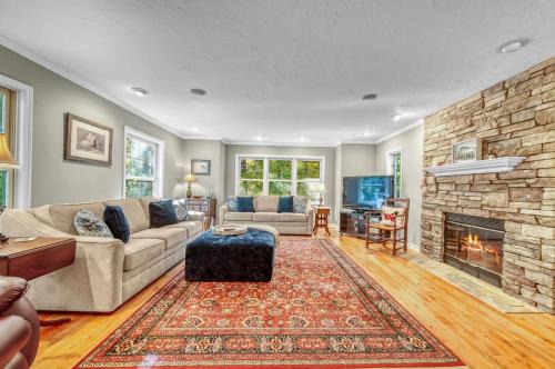 Off The Hook Spacious Home with Pool Firepit Large Yard