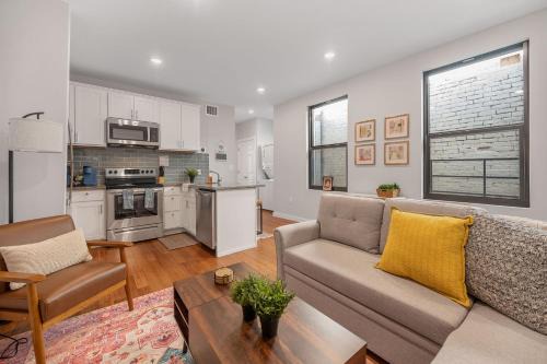 OTR off Vine St, Lux Queen Bed, Wifi, Smart TV, Sleeps 3ppl, 3rd Fl in Cincinnati
