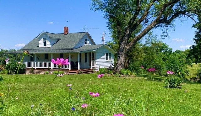 Our 80-Acre Farm, Lake, Nature Trail, Bonfires, Starry Nights 2 Miles Grafton