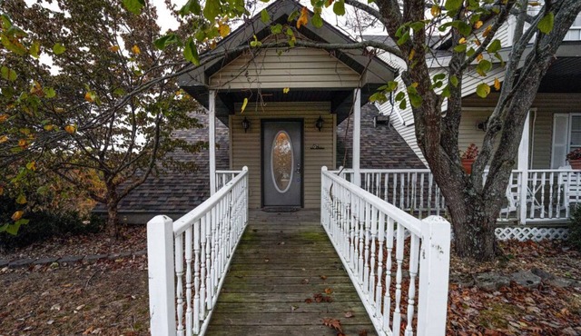 Ozark Couples Retreat: A Romantic Hideaway Near Branson in Reeds Spring