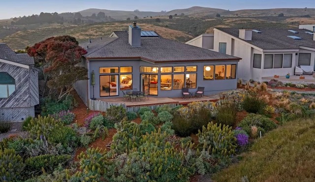 Pacific Flyaway! Ocean View, Fireplace, Golf Course, Walk to Beach in Bodega Bay