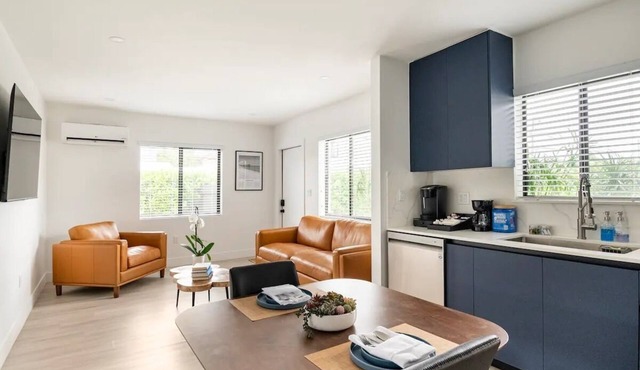 Papas Villa Duplex Centrally Located in Miami. Both units included. in Miami