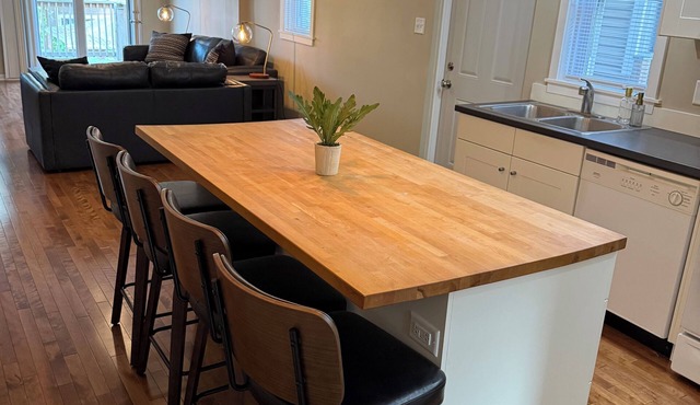 Paradise Lounge 3bd apartment in Central Chicago with AC & Balcony