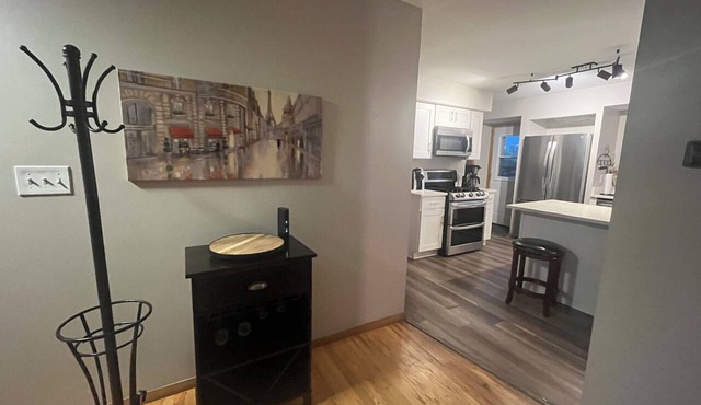 Paris theme cozy single family friendly home. Near MKE airport. Near hwy too!
