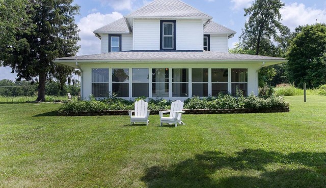 Peaceful 4 Bed Historic Farmhouse in Lancaster Min to Hocking hills! Sleeps 10 in Lancaster