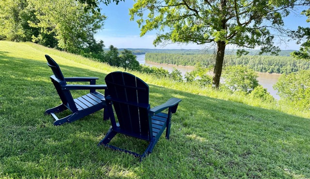 Peaceful Blufftop Retreat Over the Missouri