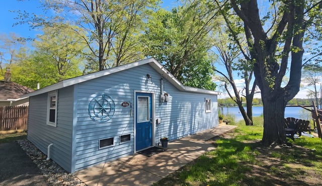 Peaceful Lakefront Retreat Henderson Lake-AC Wifi Amazing views Near Rifle River