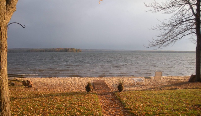Peaceful lakefront setting to bring peace to your soul. Few summer dates left!