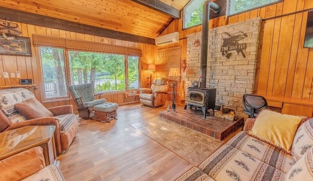 Peak Fall Views - Peaceful Cabin on the Escanaba River