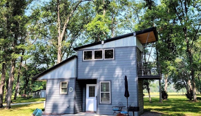 Perfect Glamping Getaway for a Relaxing Vacation with Your Loved One: Pretty Tiny House in Owensville, Missouri in Owensville