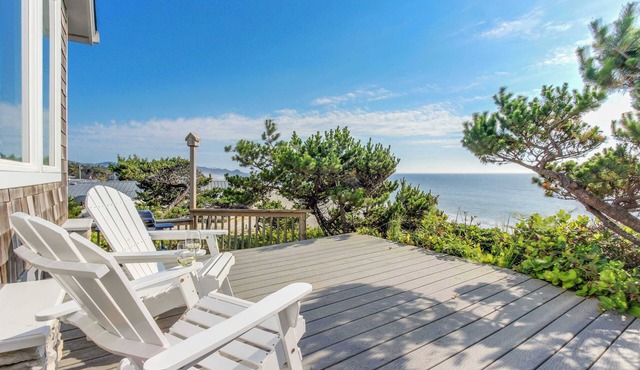 Perfect oceanfront beach getaway with amazing views walk to the beach in Gleneden Beach