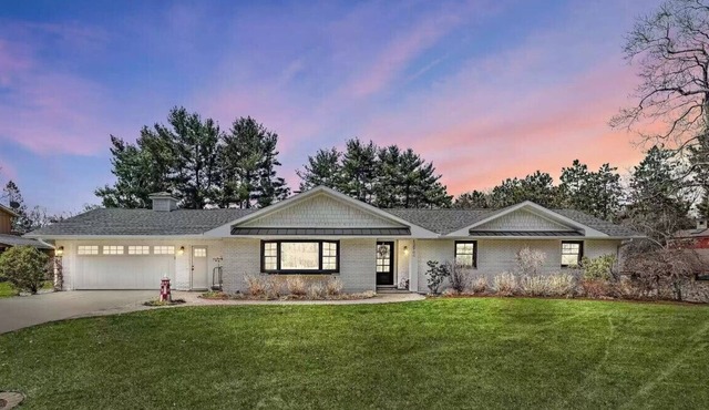 Perfect retreat for multi-generational families! Sat-Saturday lakeside rental.