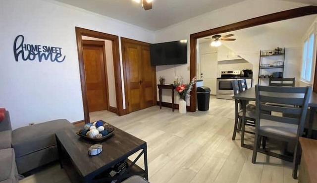 Perfectly Convenient MKE Location 2 BR Upper!