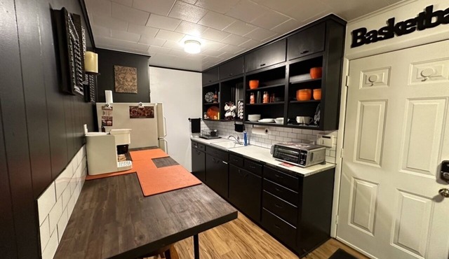 Pet friendly. Blocks to OSU - 0.7mi to BP Stadium! in Stillwater