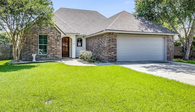 Pet friendly,king bed,jacuzzi tub,separate shower in Lafayette
