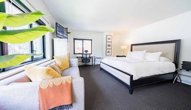 Plaza Heart: Luxe Suite with Reserved Parking