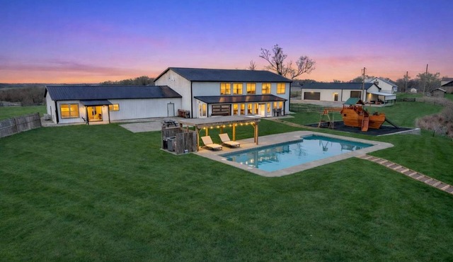 Pool | Sleeps 22 | Massive Game Room | Hot Tub | Fire Pit