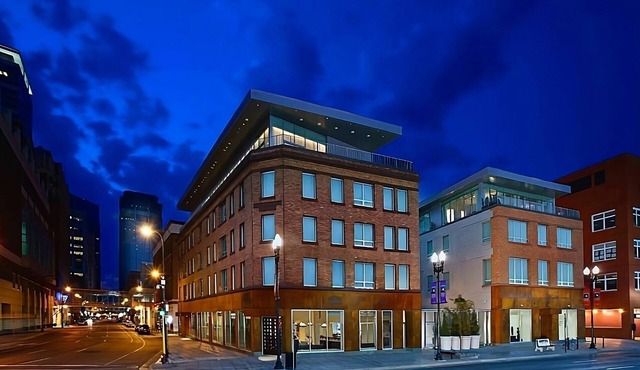 Prime Location! Pet-friendly Property Close to American Swedish Institute