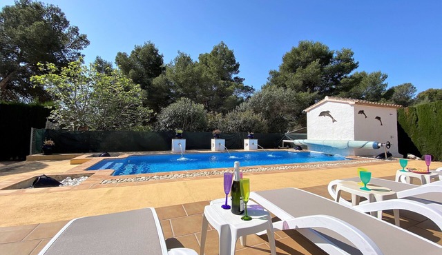 Privacy villa & pool, a/c, 3 bedrs, 3 ensuite bathrooms, lounge and wifi in Javea