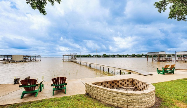 Private Dock & Deck: Eagle Mountain Lake Retreat! in Newark