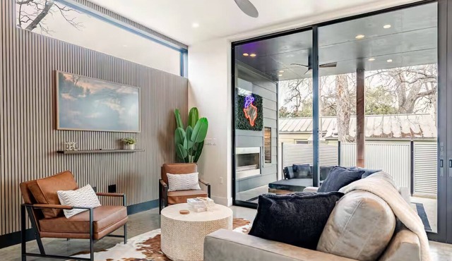 Private Downtown Compound w/Roof deck+ Guesthouse in Austin