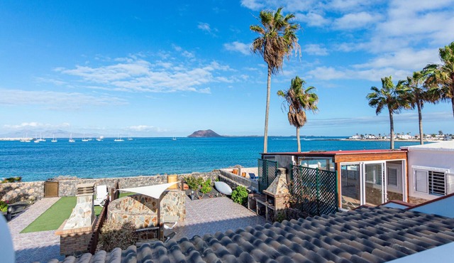 Private, independent villa on the front line, terrace and tranquility in Corralejo