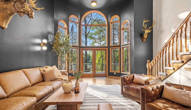 Private Riverfront Lodge · Sleeps 21 · Kayaks