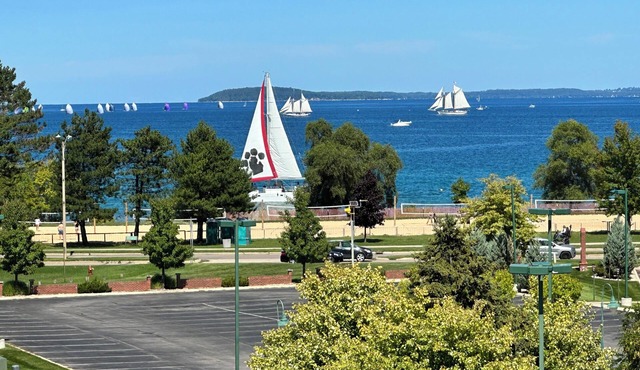 Private Rooftop! BayView&Town2 Lake Michigan Views. Walk to Beach AND Dining!