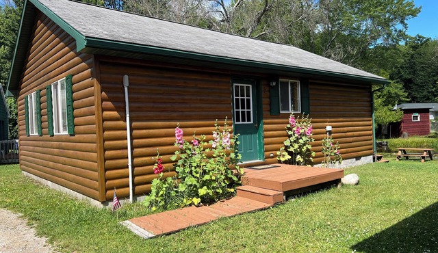 Quaint & cozy riverside 2-bedroom cabin in Curtis perfect for a relaxing getaway