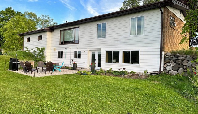 Quaint studio apartment close to downtown, beaches and skiing