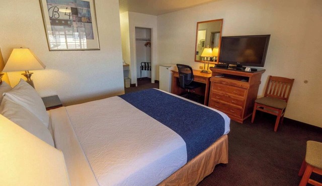 Queen Bed Accessible Non-Smoking in Pendleton OR