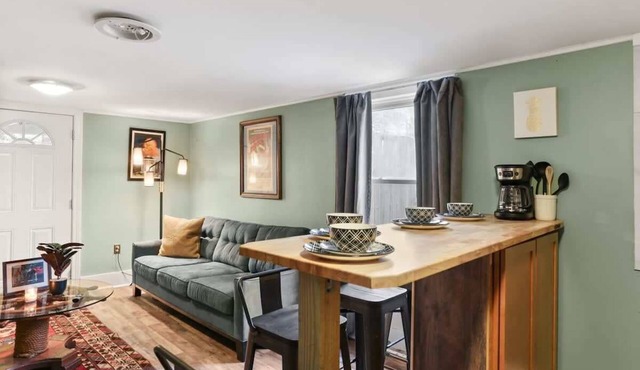 Quiet 1 bedroom with easy access to interstate! in New Orleans
